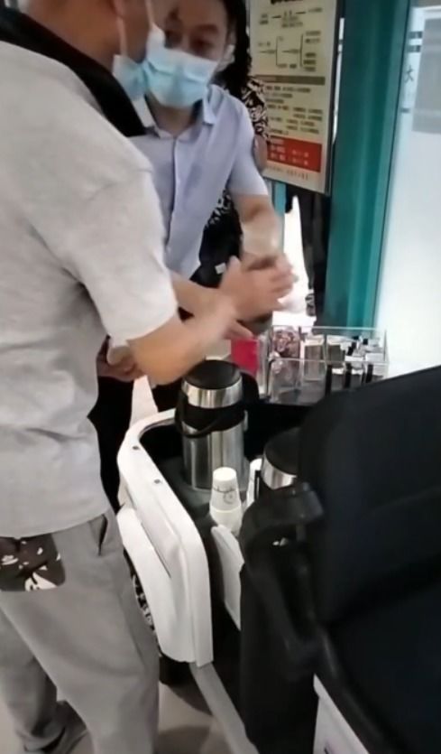 温暖大连 大连大学附属中山医院工作人员汗流浃背印出最美心形